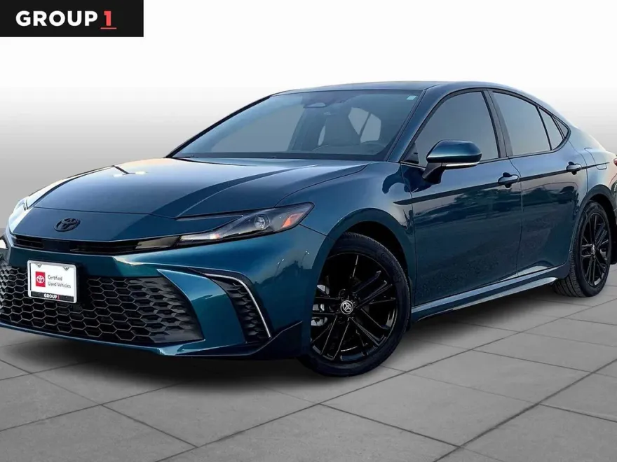 2025 Toyota Camry SE photo 1