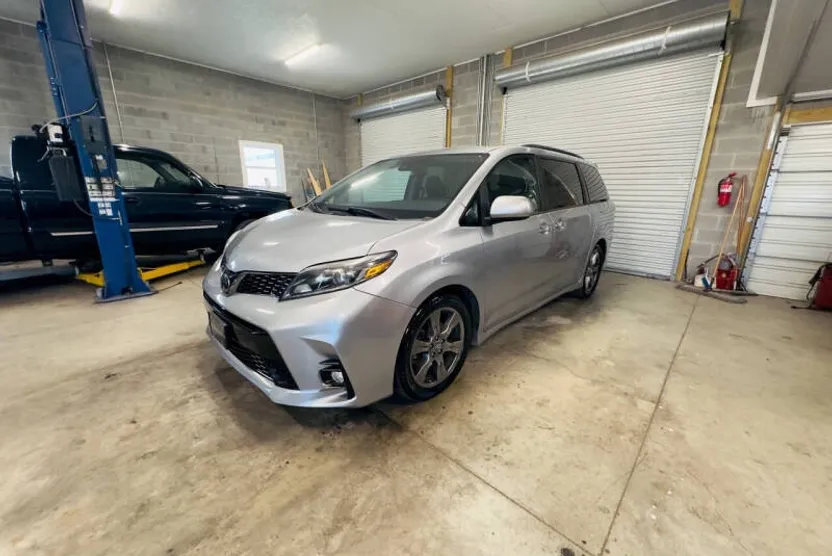 2018 Toyota Sienna SE Premium photo 1