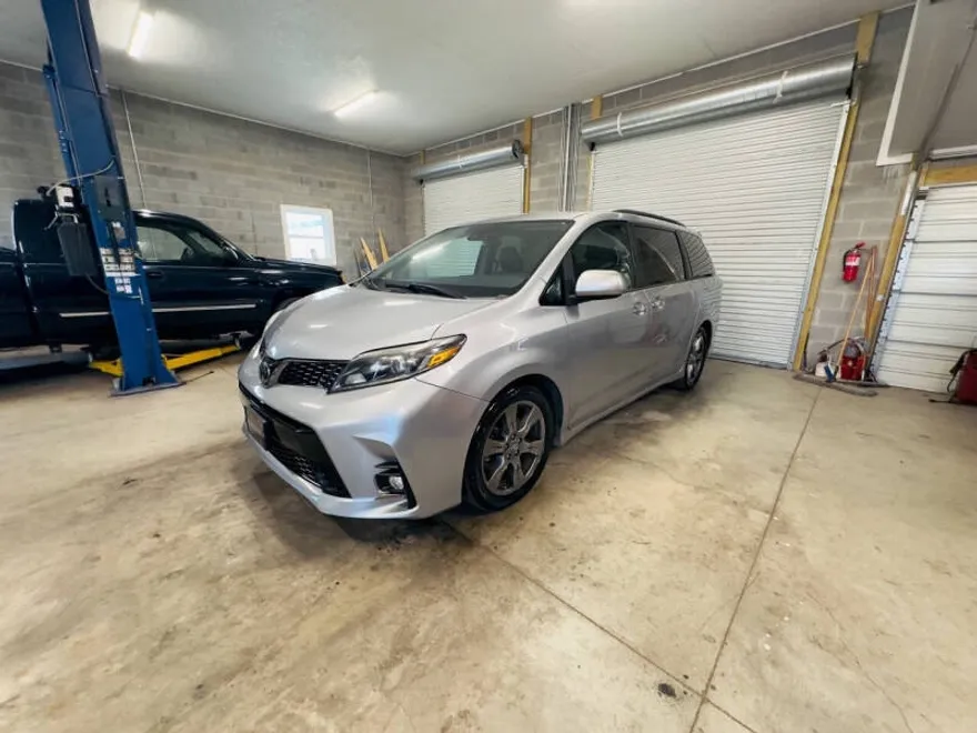 2018 Toyota Sienna SE Premium photo 1