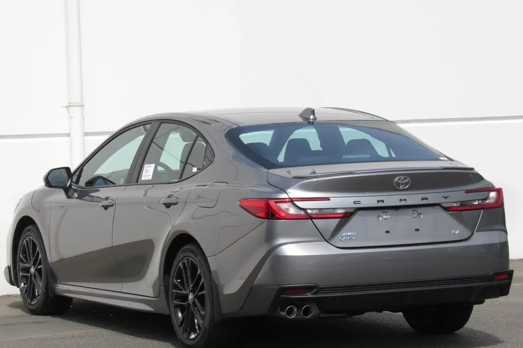 2025 Toyota Camry SE photo 1