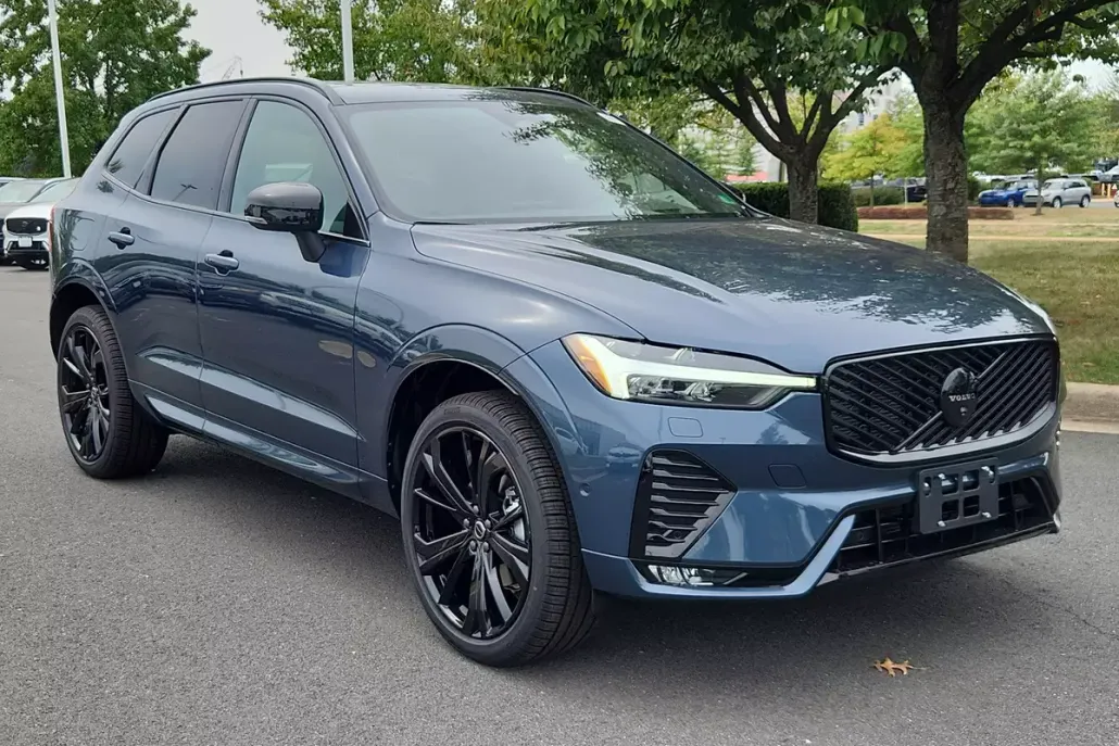 2026 Volvo XC60 B5 Black Edition photo 1