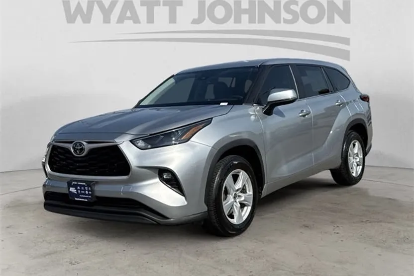2023 Toyota Highlander LE photo 1