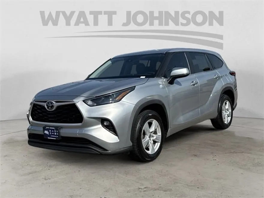 2023 Toyota Highlander LE photo 1