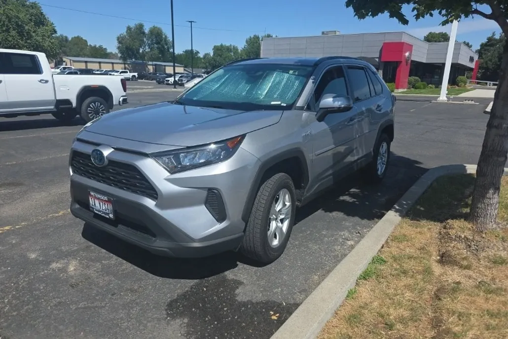 2021 Toyota RAV4 LE photo 1