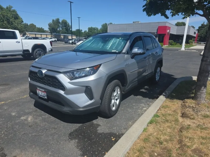 2021 Toyota RAV4 LE photo 1
