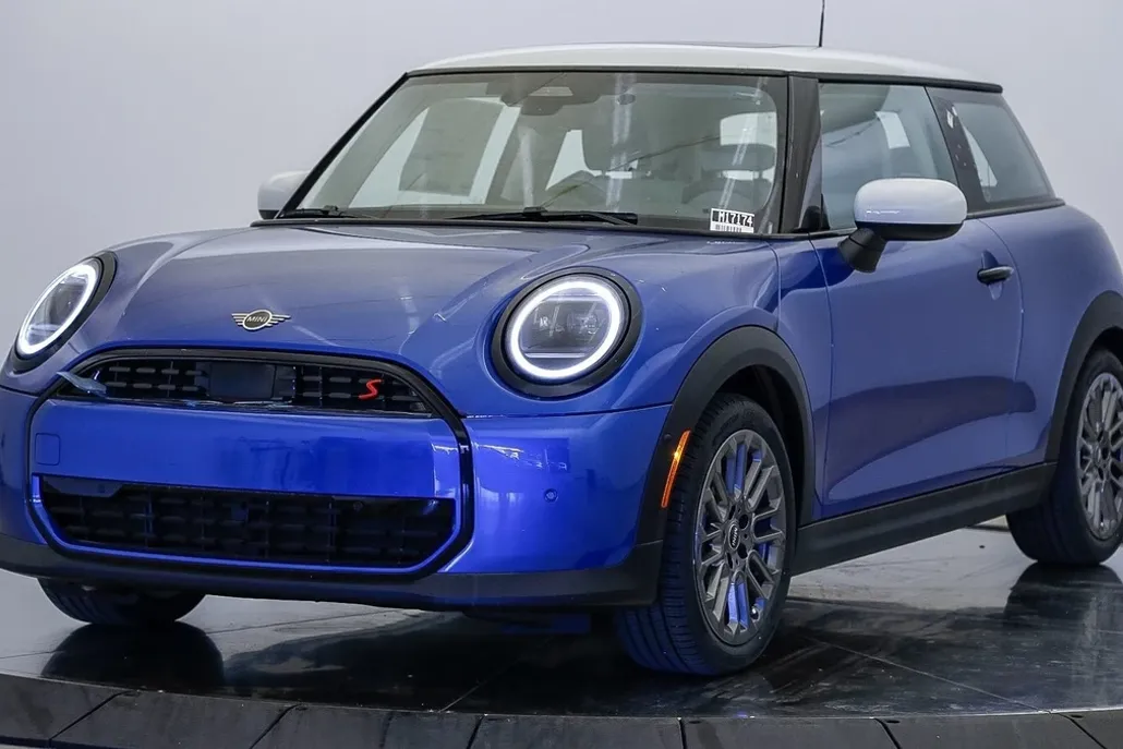 2025 Mini Cooper Hardtop 2 Door Signature photo 1