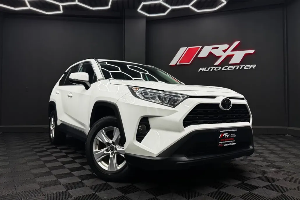2021 Toyota RAV4 XLE photo 1