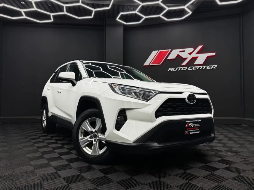 2021 Toyota RAV4 XLE photo 1