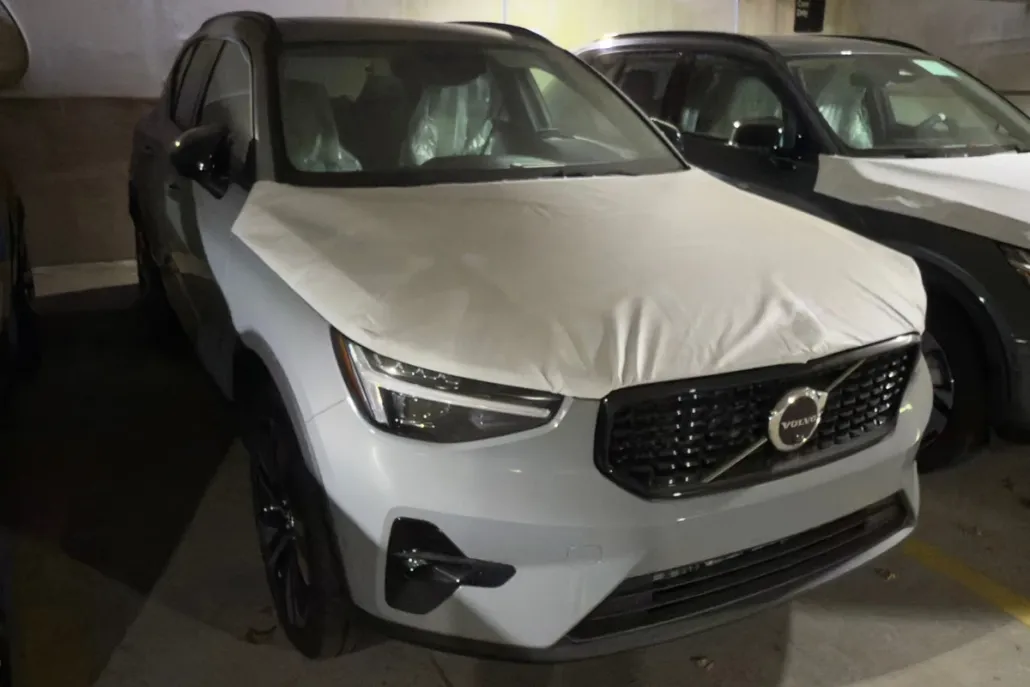 2025 Volvo XC40 Plus photo 1