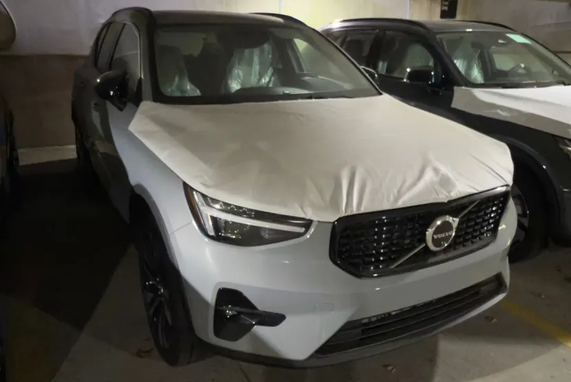 2025 Volvo XC40 Plus photo 1