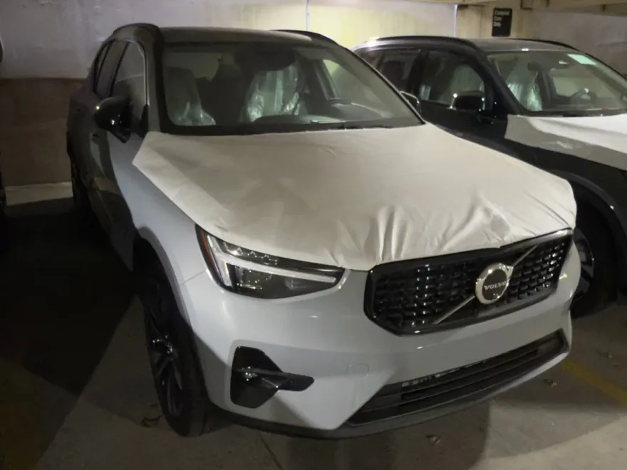 2025 Volvo XC40 Plus photo 1