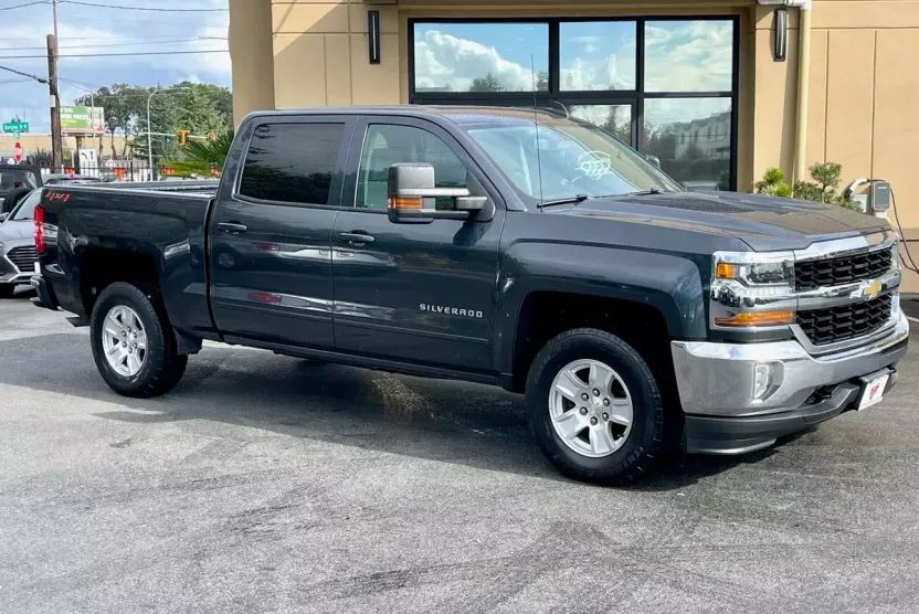 2018 Chevrolet Silverado 1500 LT photo 1