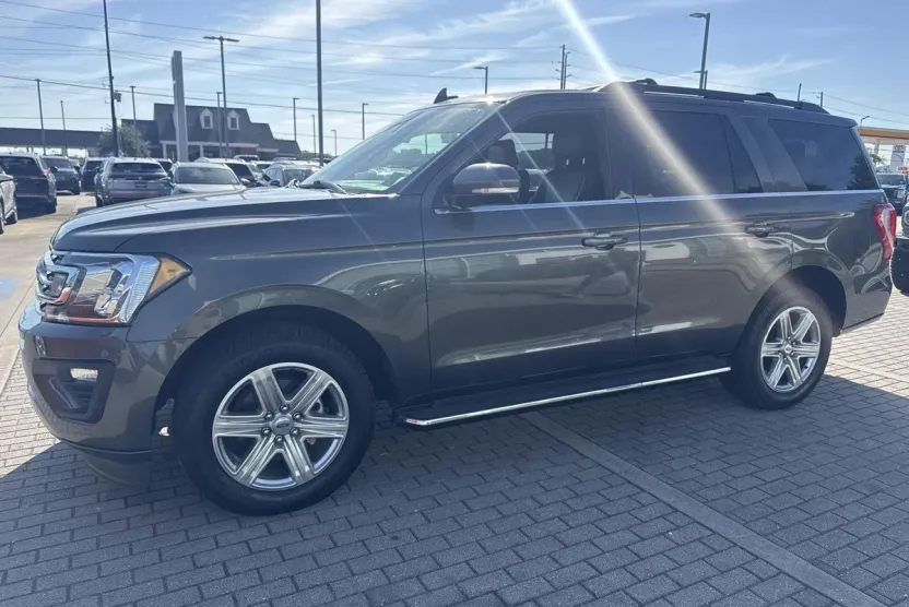 2020 Ford Expedition XLT photo 1