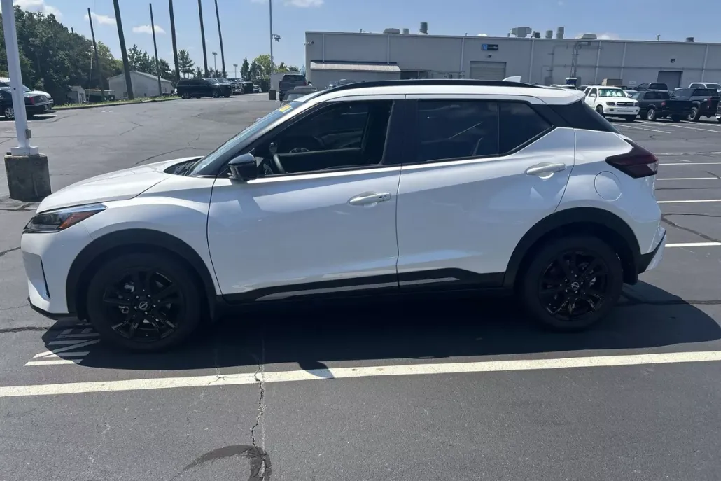 2024 Nissan Kicks SR photo 1