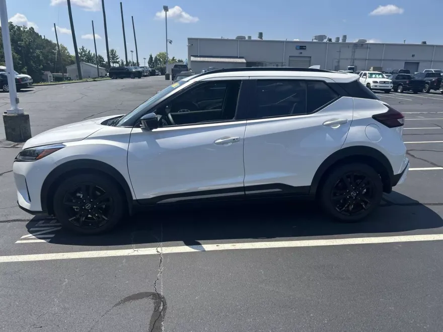 2024 Nissan Kicks SR photo 1