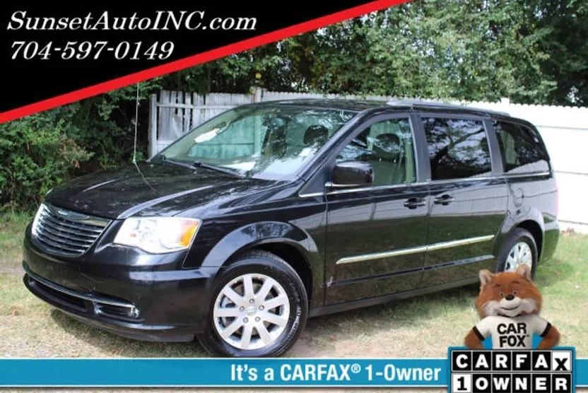 2012 Chrysler Town & Country Touring photo 1