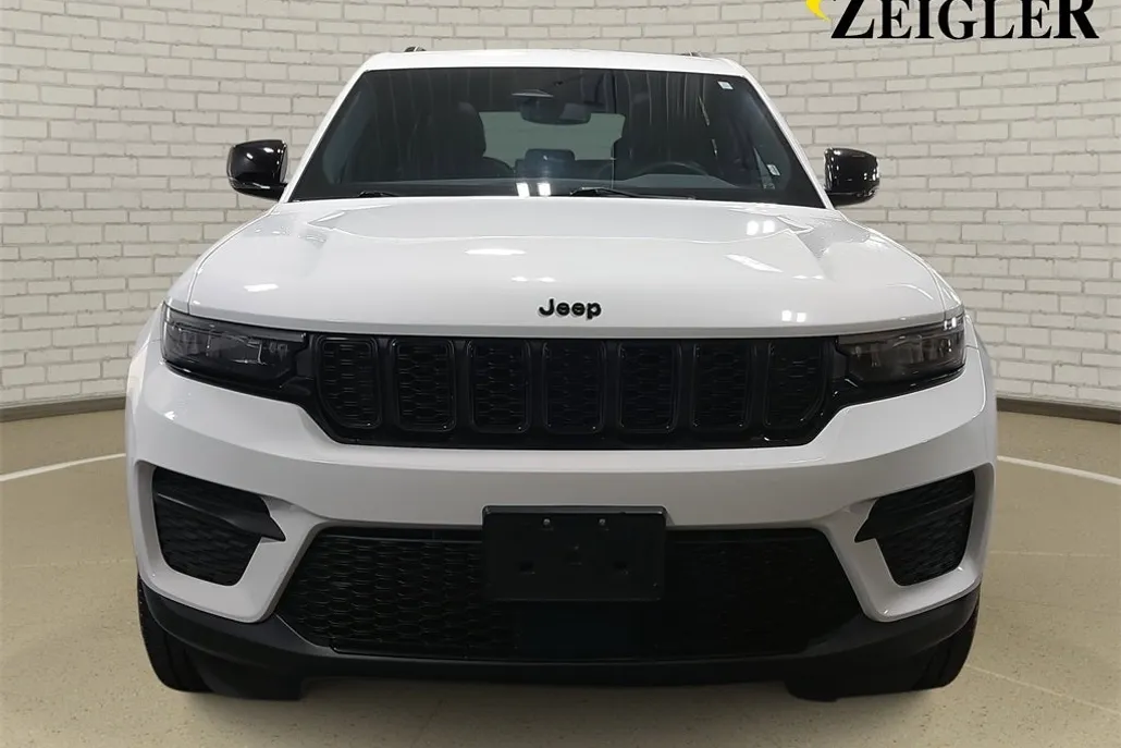 2023 Jeep Grand Cherokee Altitude photo 1
