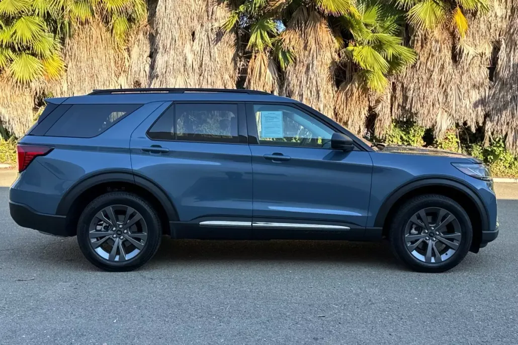 2025 Ford Explorer photo 1