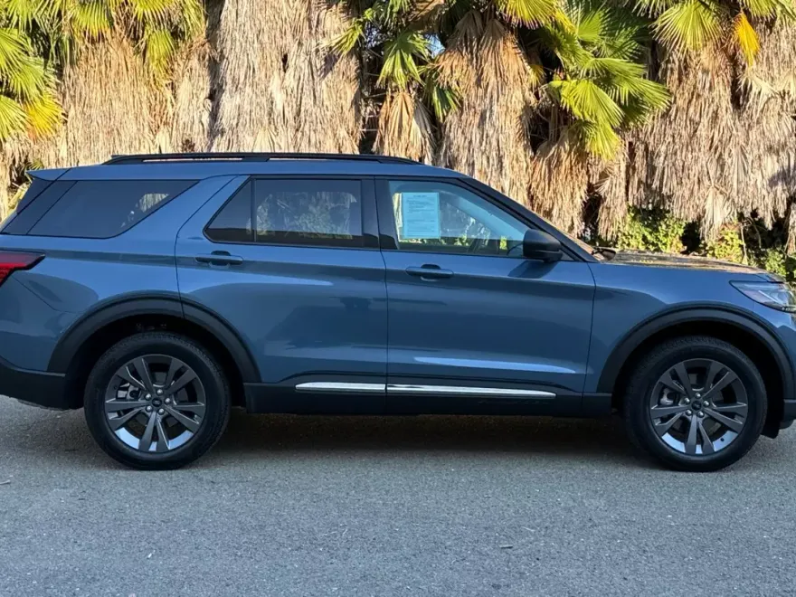 2025 Ford Explorer photo 1