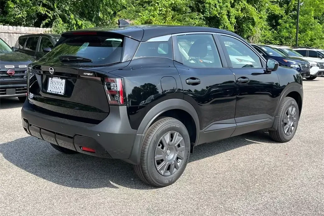 2025 Nissan Kicks S photo 1