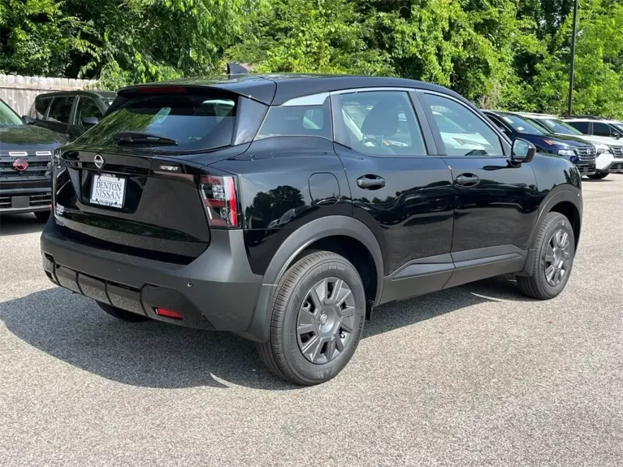 2025 Nissan Kicks S photo 1
