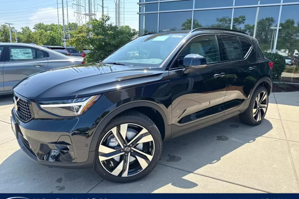 2026 Volvo XC40 photo 1