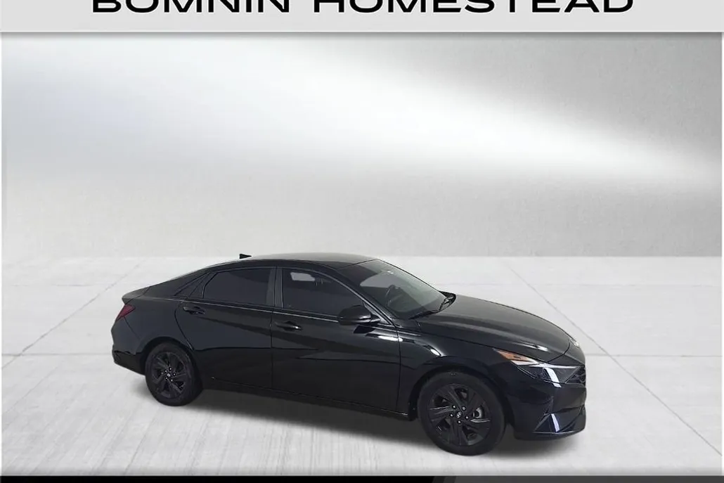 2022 Hyundai Elantra SEL Convenience photo 1