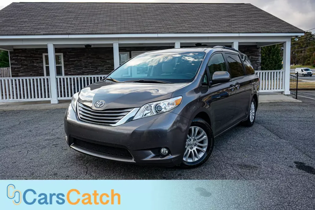 2015 Toyota Sienna XLE photo 1