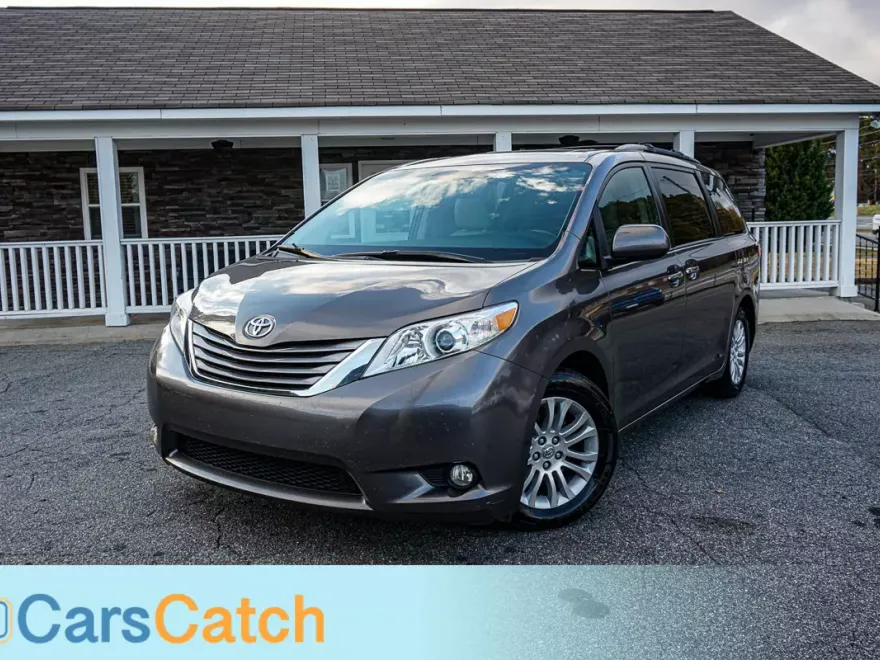 2015 Toyota Sienna XLE photo 1