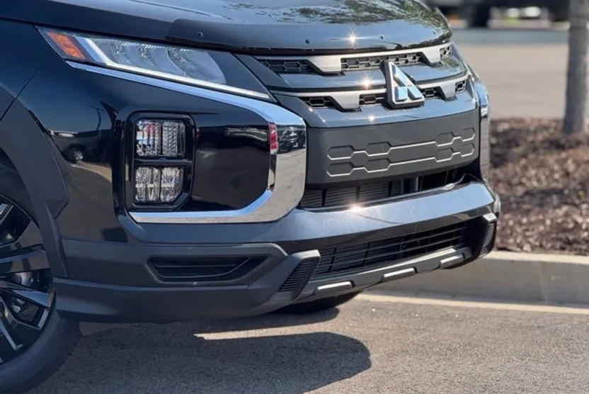 2025 Mitsubishi Outlander Sport ES SE LE photo 1
