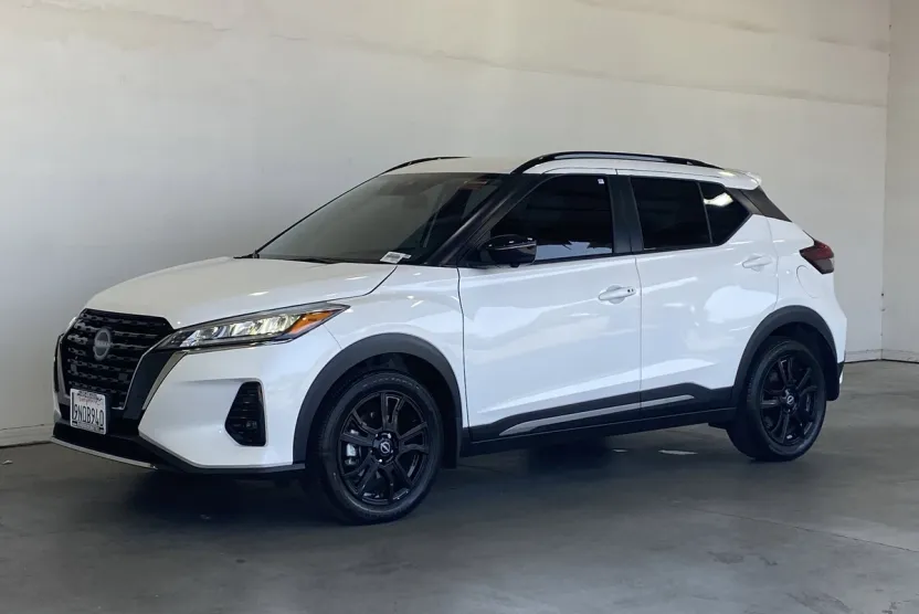 2024 Nissan Kicks SR photo 1
