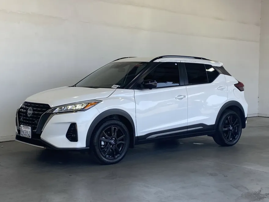 2024 Nissan Kicks SR photo 1