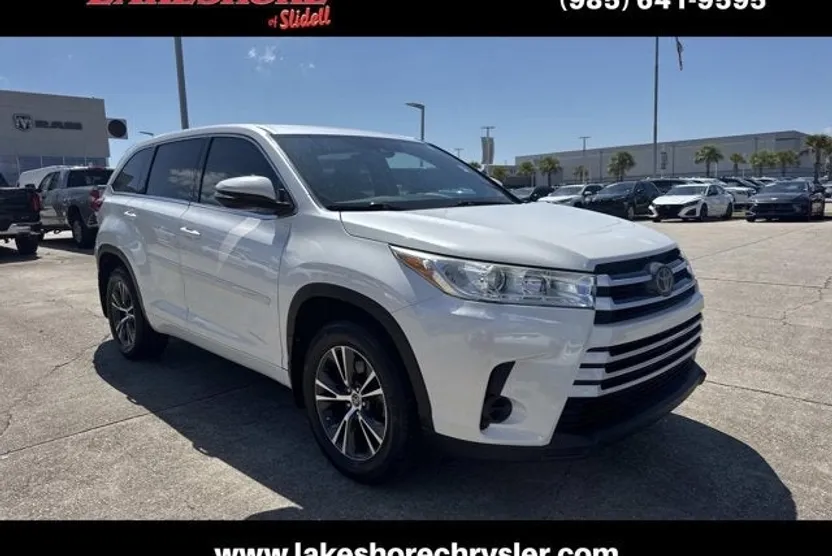 2017 Toyota Highlander LE photo 1