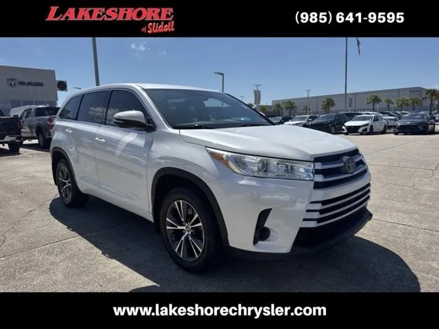 2017 Toyota Highlander LE photo 1