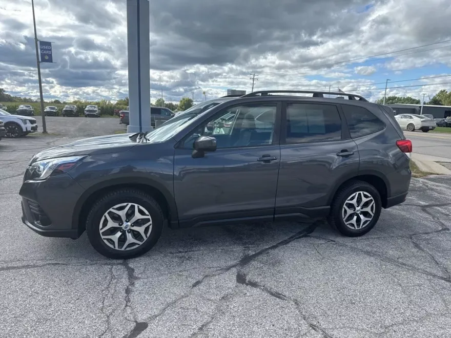 2023 Subaru Forester Premium photo 1