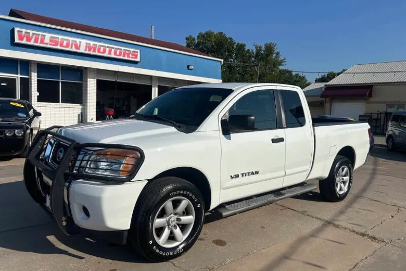 2013 Nissan Titan SV photo 1
