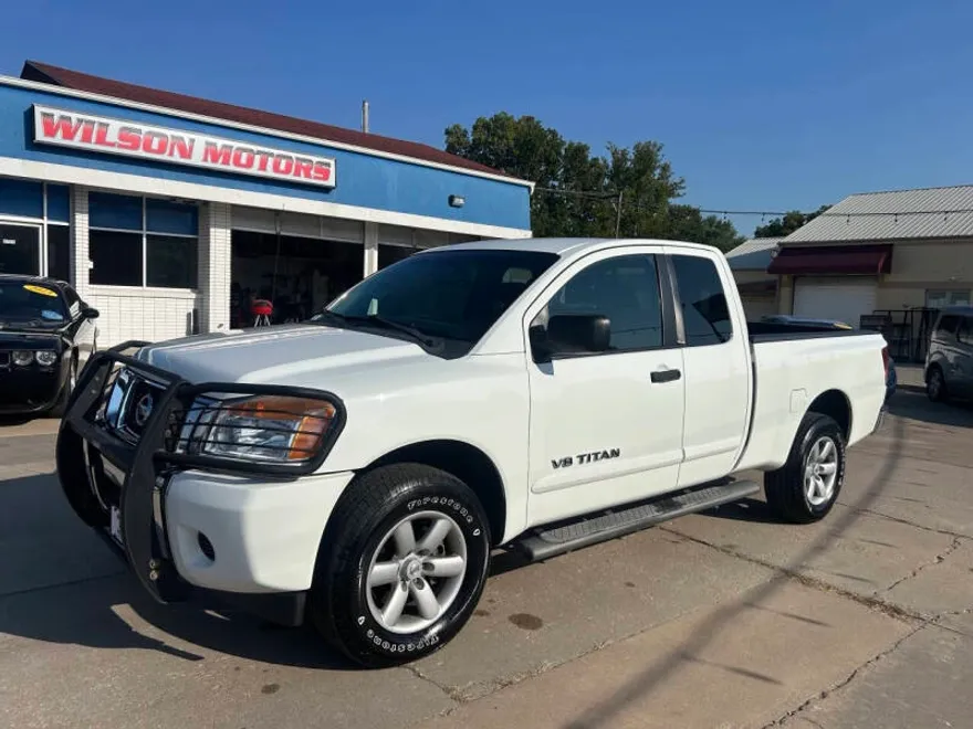 2013 Nissan Titan SV photo 1