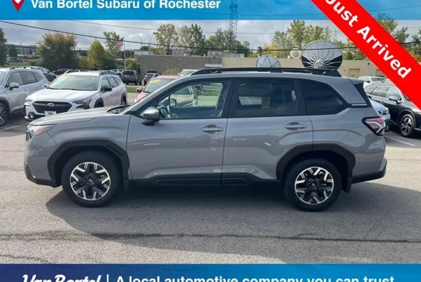 2025 Subaru Forester Premium photo 1