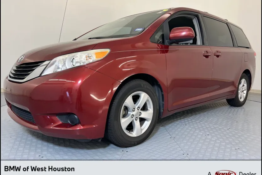 2013 Toyota Sienna LE photo 1