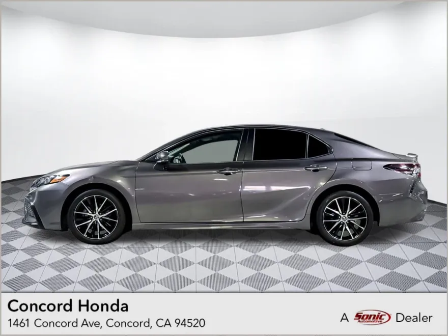 2022 Toyota Camry SE photo 1