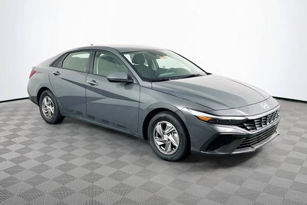 2025 Hyundai Elantra SE photo 1