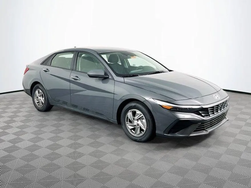 2025 Hyundai Elantra SE photo 1