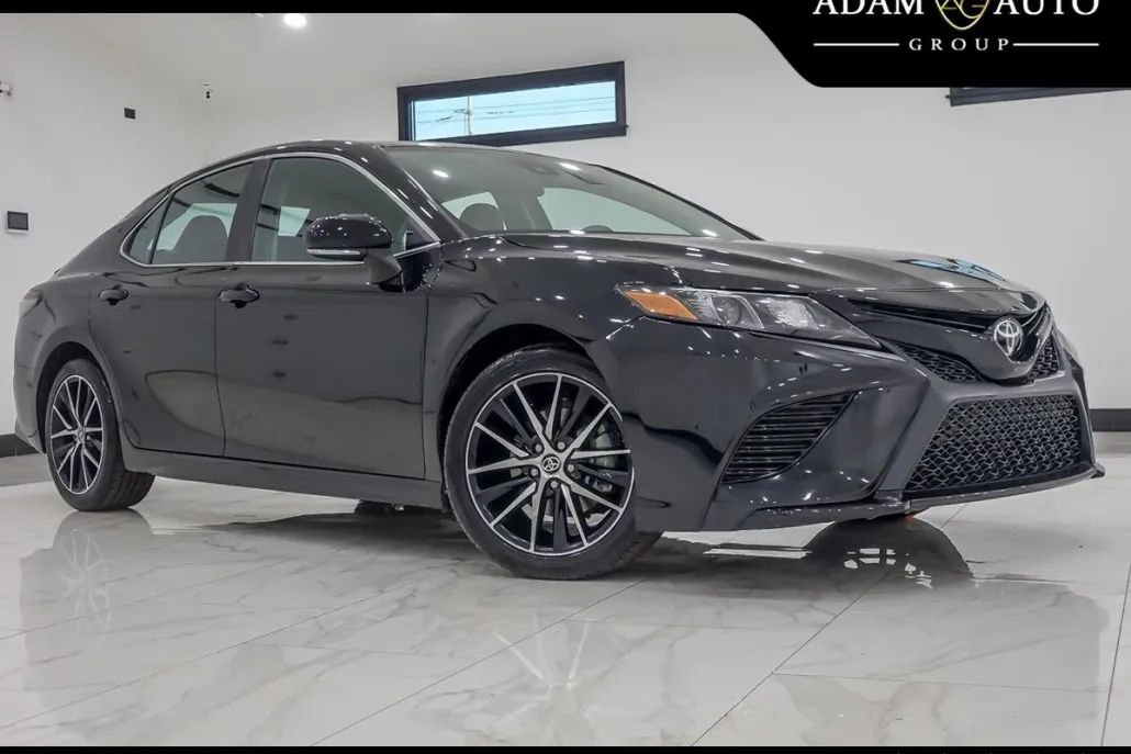 2022 Toyota Camry SE photo 1
