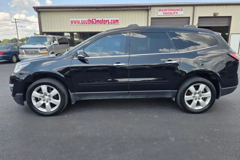 2017 Chevrolet Traverse 1LT photo 1