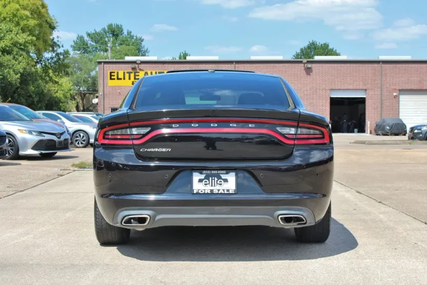 2019 Dodge Charger SXT photo 1