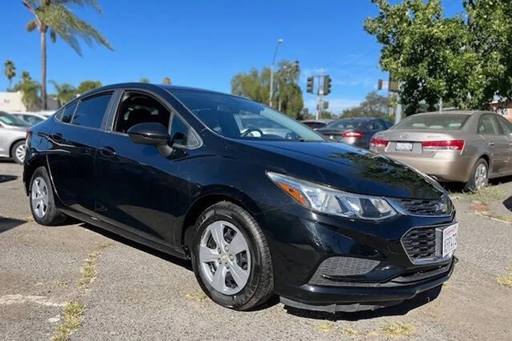 2018 Chevrolet Cruze LS photo 1