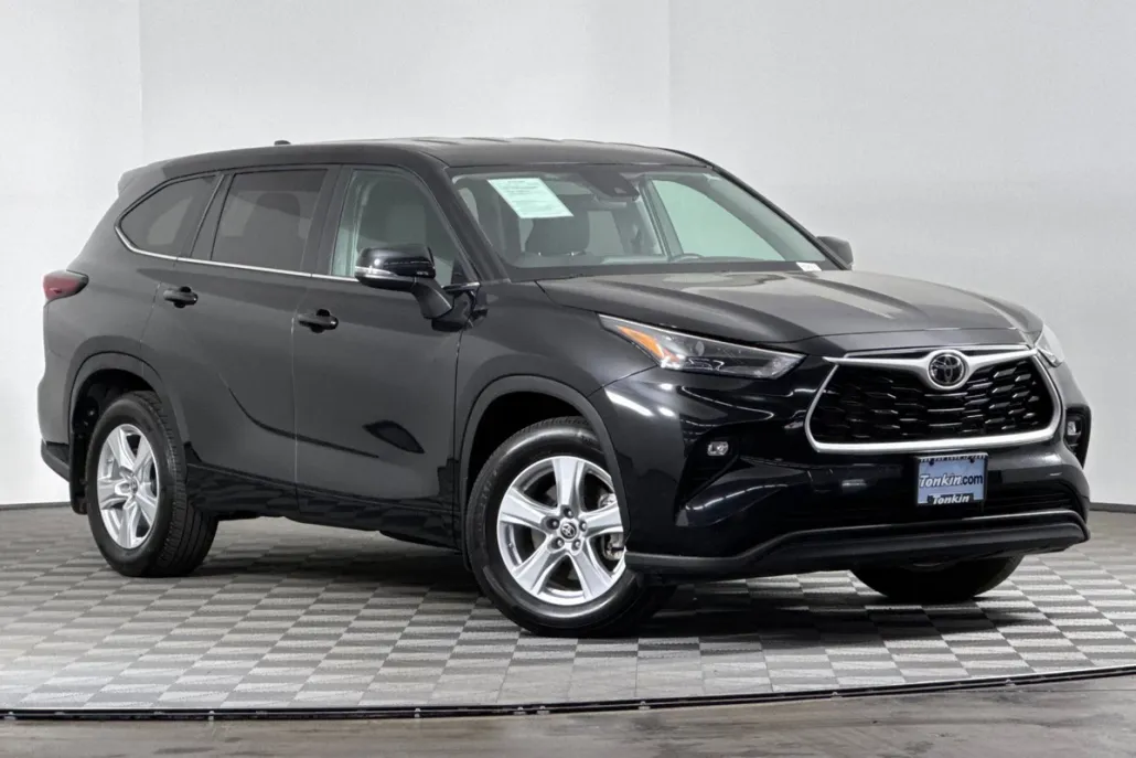 2024 Toyota Highlander LE photo 1