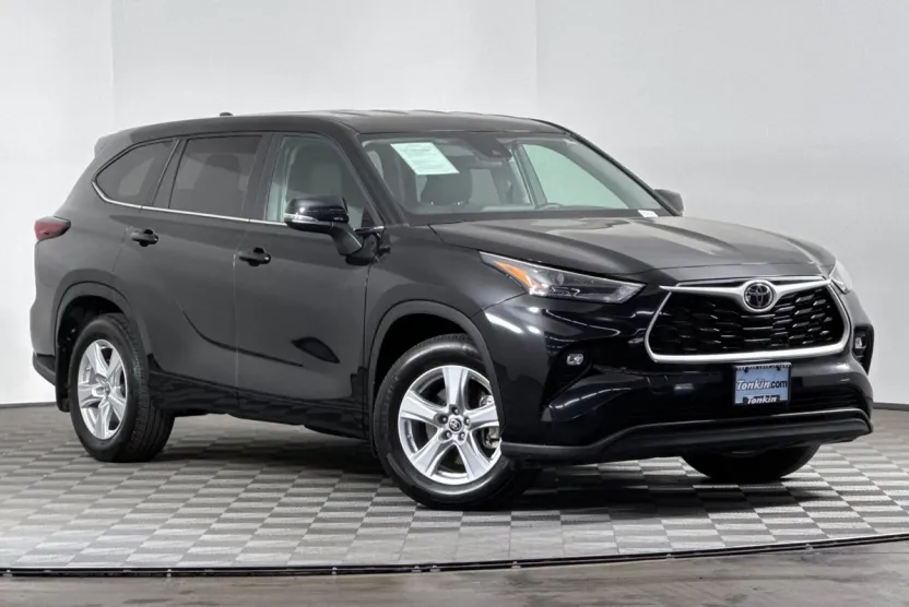 2024 Toyota Highlander LE photo 1