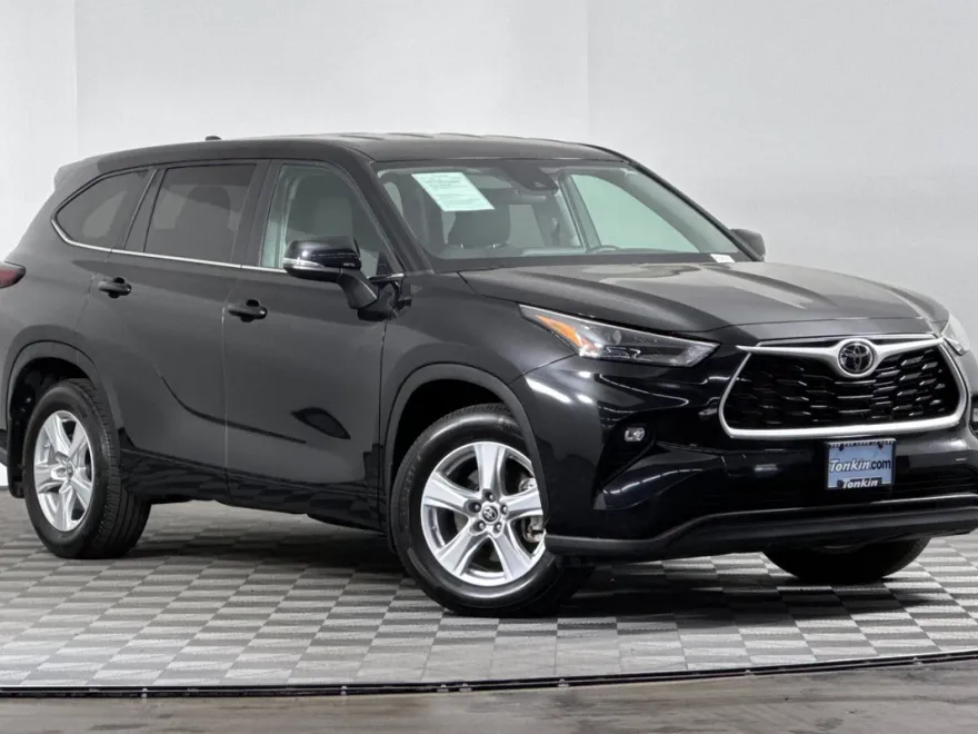 2024 Toyota Highlander LE photo 1