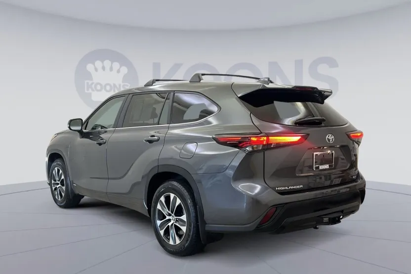2025 Toyota Highlander Hybrid XLE photo 1